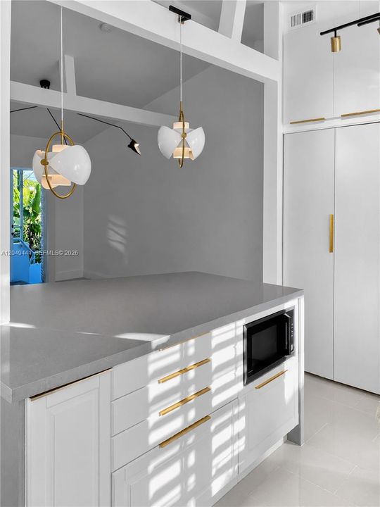 For Rent: $2,100 (1 beds, 1 baths, 557 Square Feet)