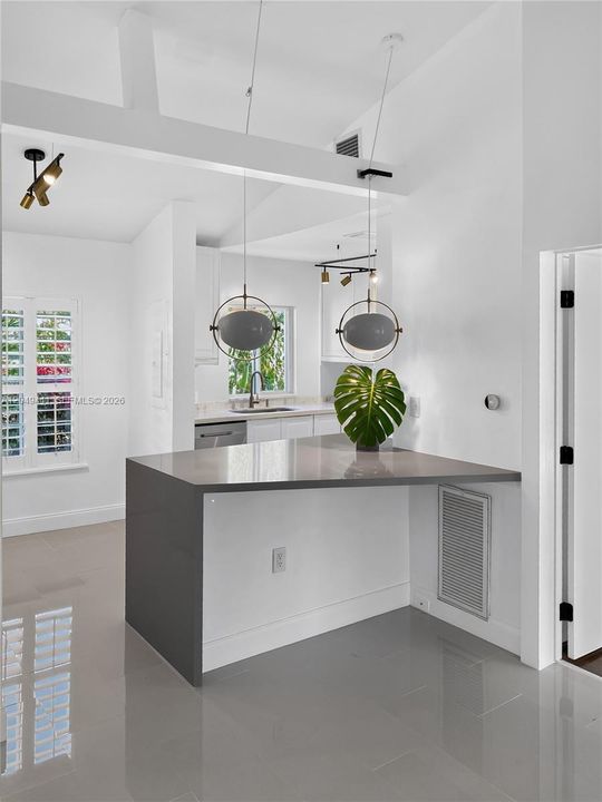 For Rent: $2,100 (1 beds, 1 baths, 557 Square Feet)