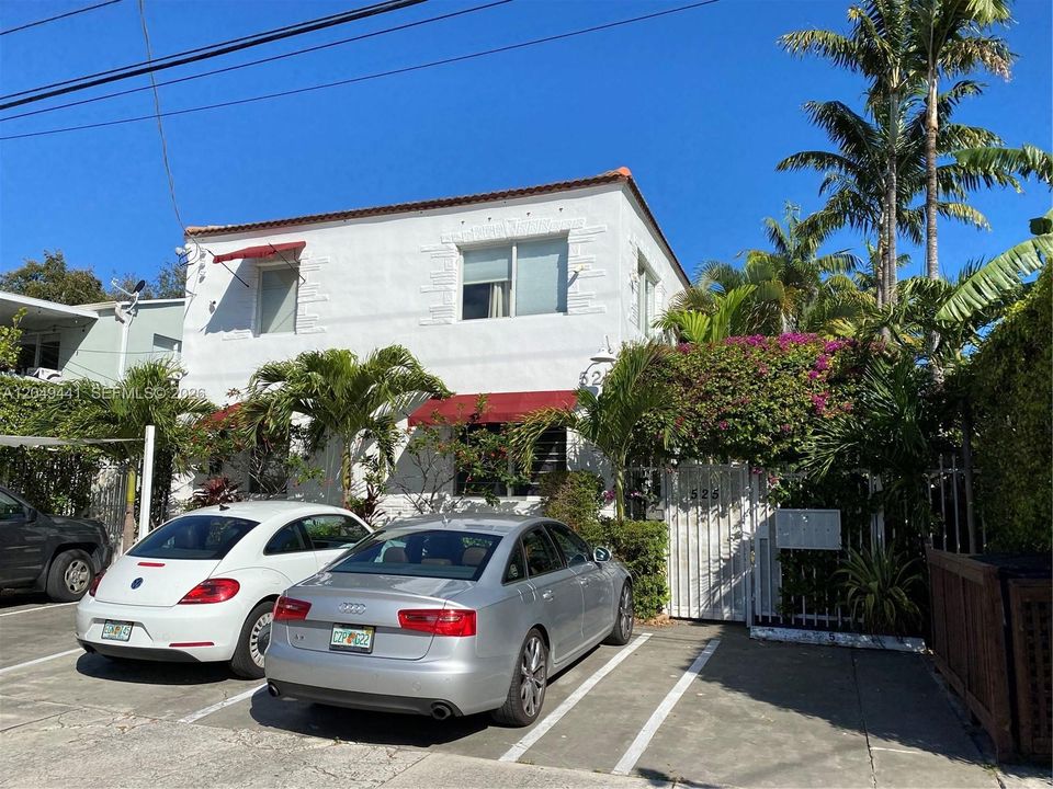 For Rent: $2,100 (1 beds, 1 baths, 557 Square Feet)