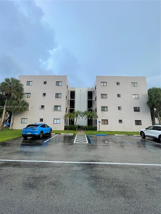 For Rent: $2,350 (2 beds, 2 baths, 965 Square Feet)
