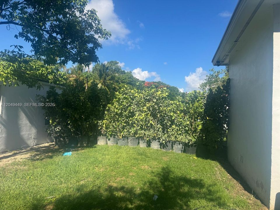 For Rent: $1,900 (1 beds, 1 baths, 4066 Square Feet)