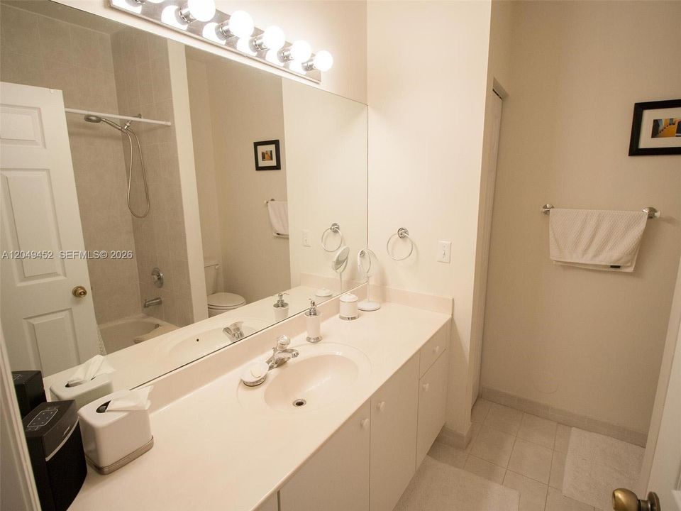 For Rent: $2,100 (3 beds, 2 baths, 1194 Square Feet)