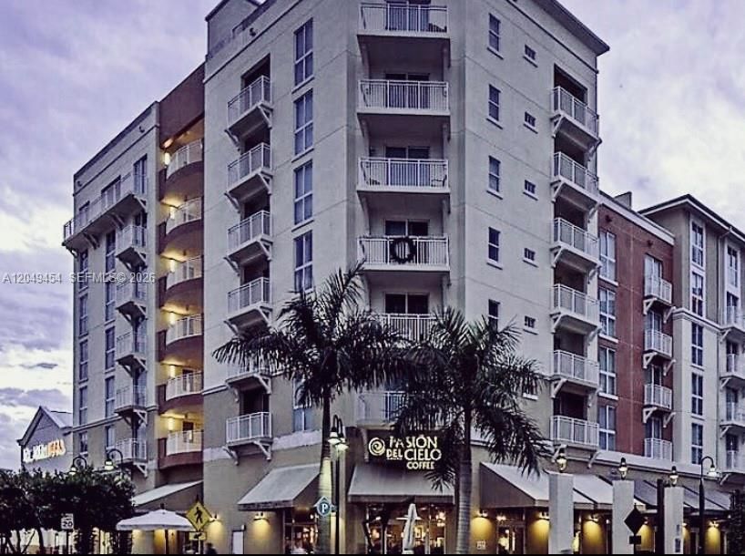 For Rent: $2,400 (1 beds, 1 baths, 825 Square Feet)