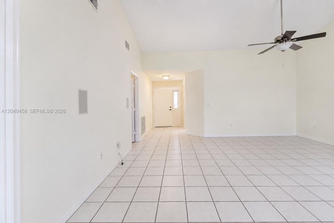 For Sale: $325,000 (2 beds, 2 baths, 1171 Square Feet)