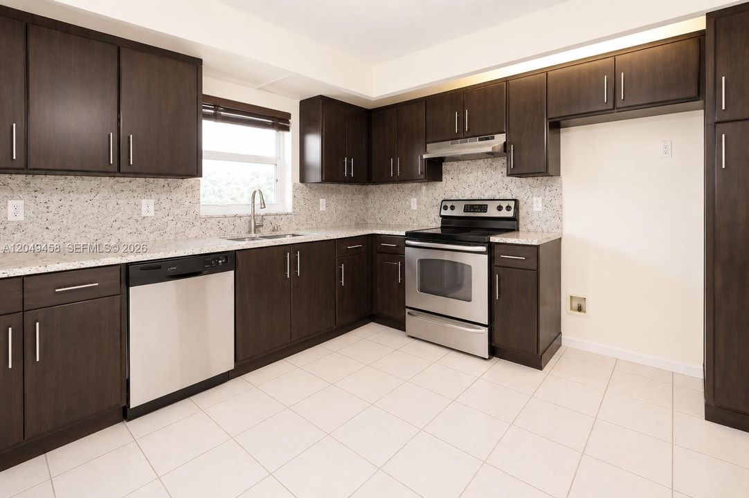 For Sale: $325,000 (2 beds, 2 baths, 1171 Square Feet)
