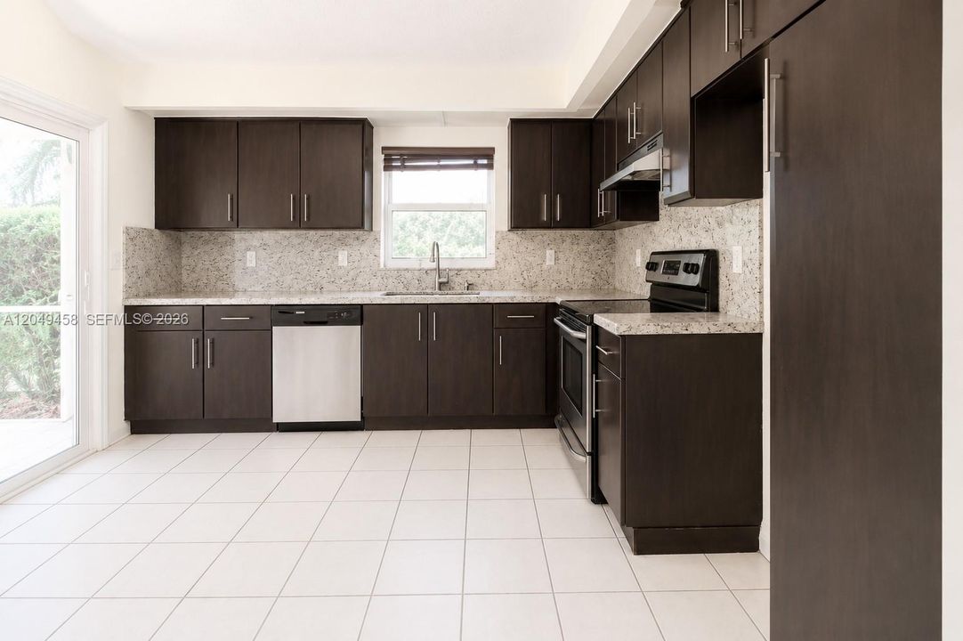 For Sale: $325,000 (2 beds, 2 baths, 1171 Square Feet)