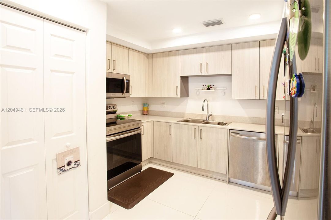 For Rent: $3,500 (3 beds, 2 baths, 1525 Square Feet)
