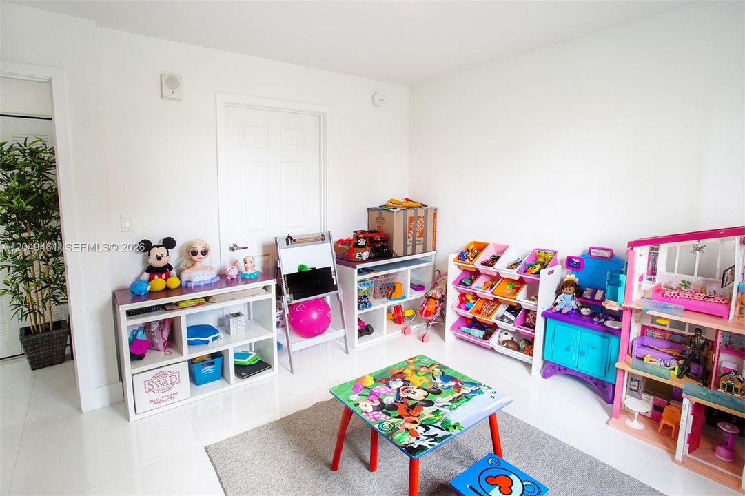 For Rent: $3,500 (3 beds, 2 baths, 1525 Square Feet)
