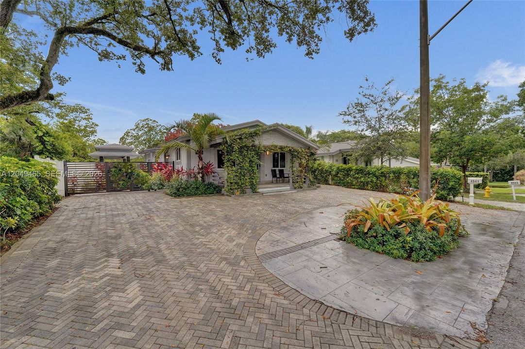 For Rent: $4,800 (3 beds, 3 baths, 1344 Square Feet)