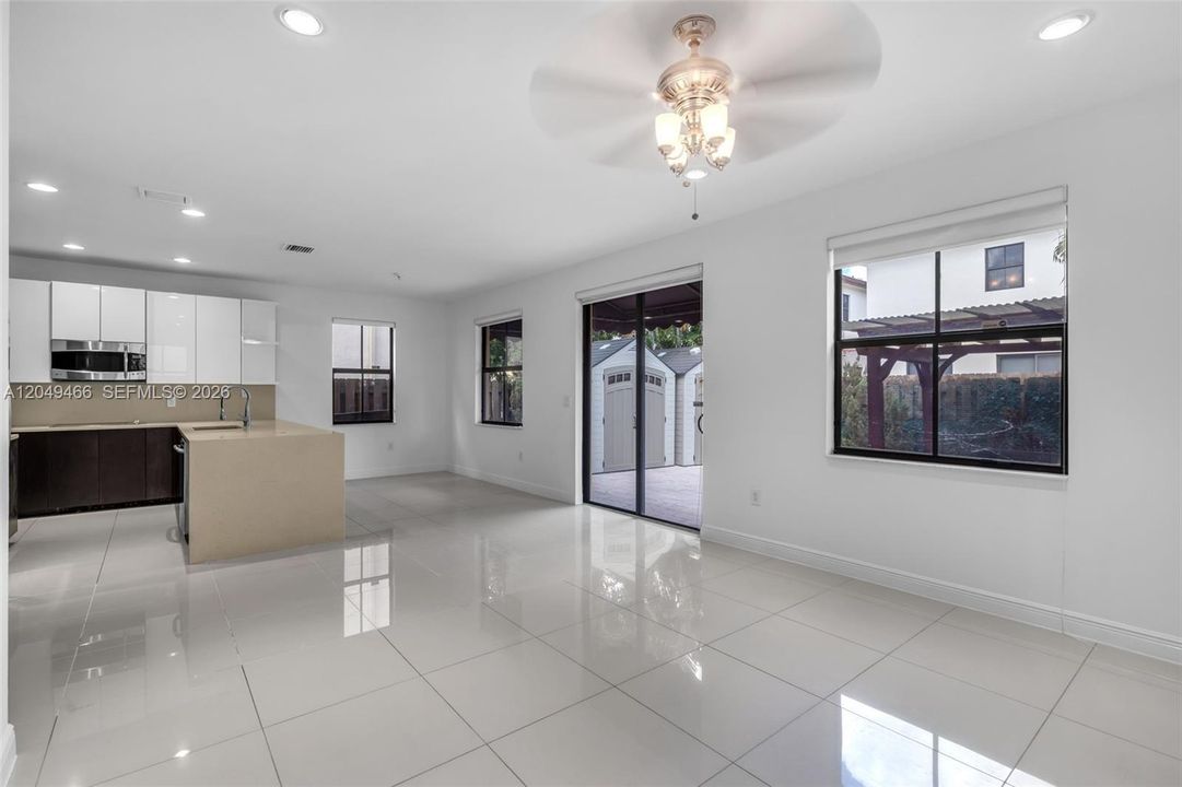 For Sale: $975,000 (5 beds, 4 baths, 2992 Square Feet)