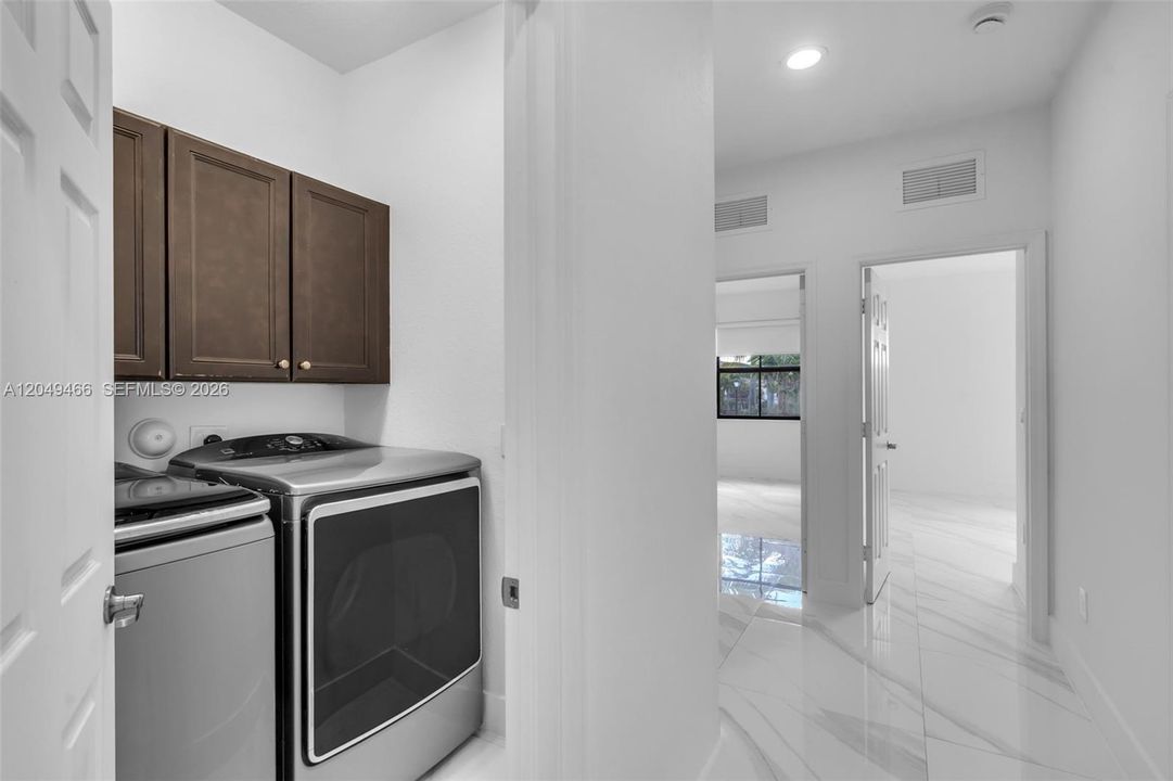 For Sale: $975,000 (5 beds, 4 baths, 2992 Square Feet)