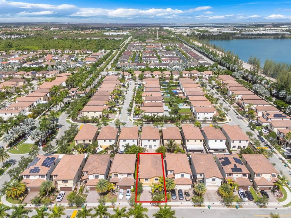 For Sale: $975,000 (5 beds, 4 baths, 2992 Square Feet)