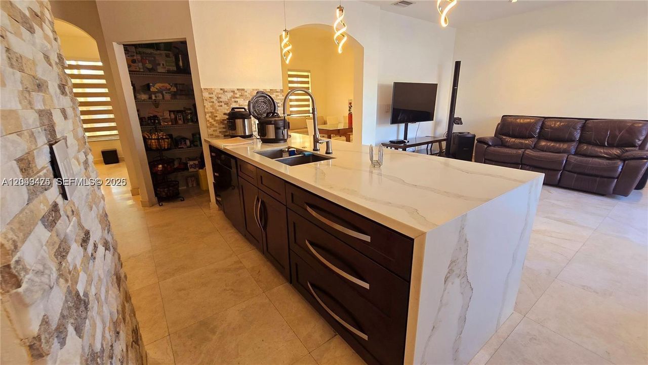 На продажу: $475,000 (3 спален, 2 ванн, 1787 Квадратных фут)