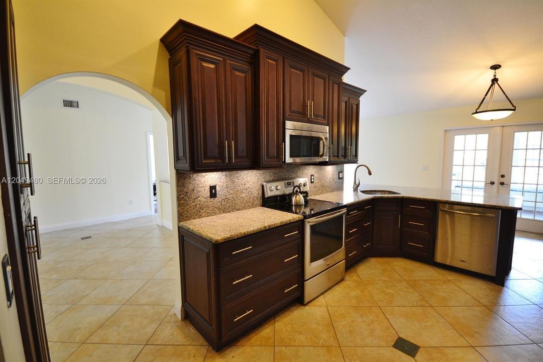 For Sale: $850,000 (5 beds, 5 baths, 1951 Square Feet)
