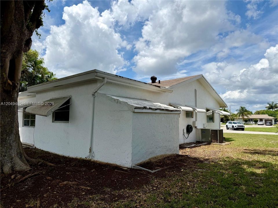 For Sale: $349,000 (2 beds, 2 baths, 1366 Square Feet)