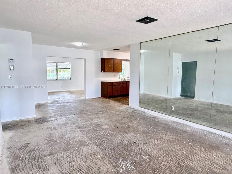 Entry/Living Room