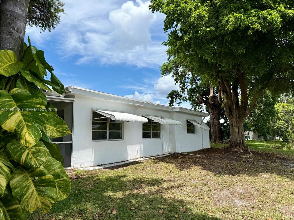 For Sale: $349,000 (2 beds, 2 baths, 1366 Square Feet)