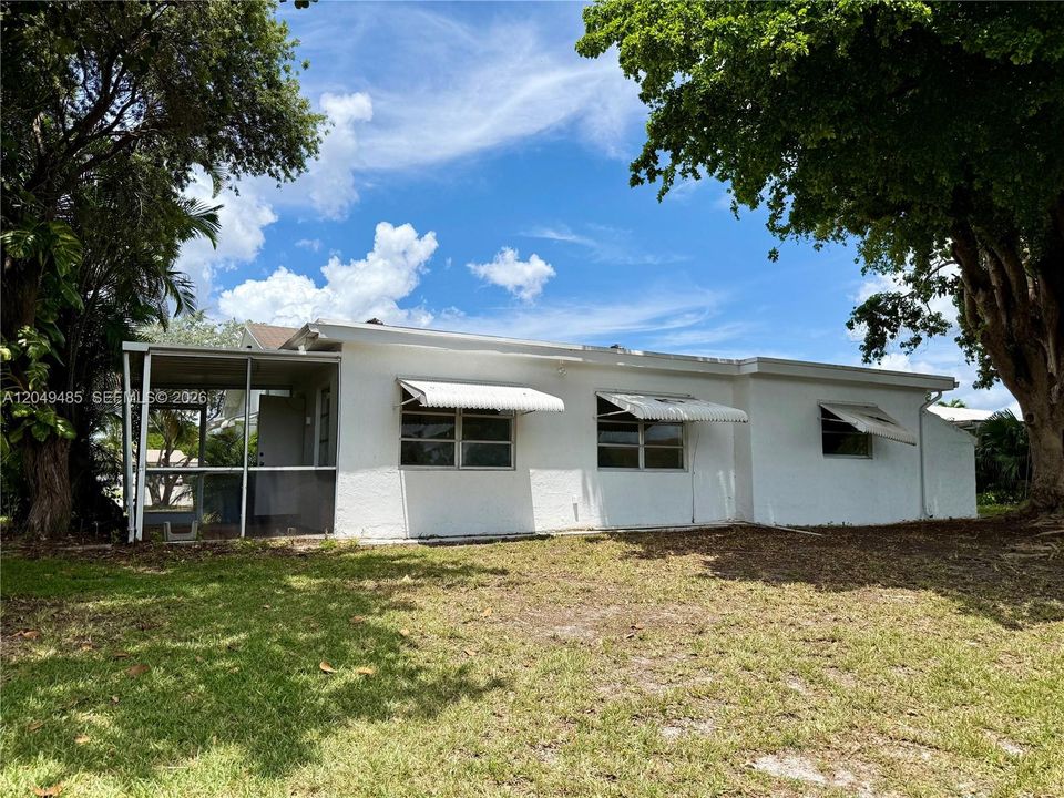 For Sale: $349,000 (2 beds, 2 baths, 1366 Square Feet)