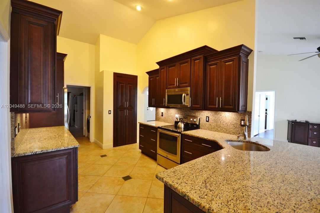 En Renta: $3,700 (3 camas, 2 baños, 1951 Pies cuadrados)