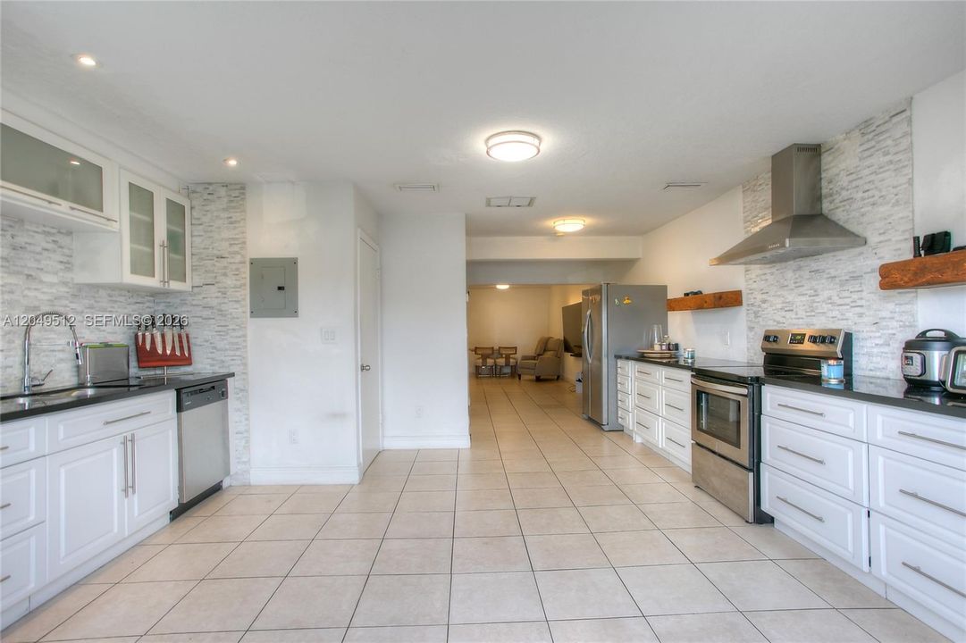 For Rent: $3,400 (2 beds, 1 baths, 1314 Square Feet)