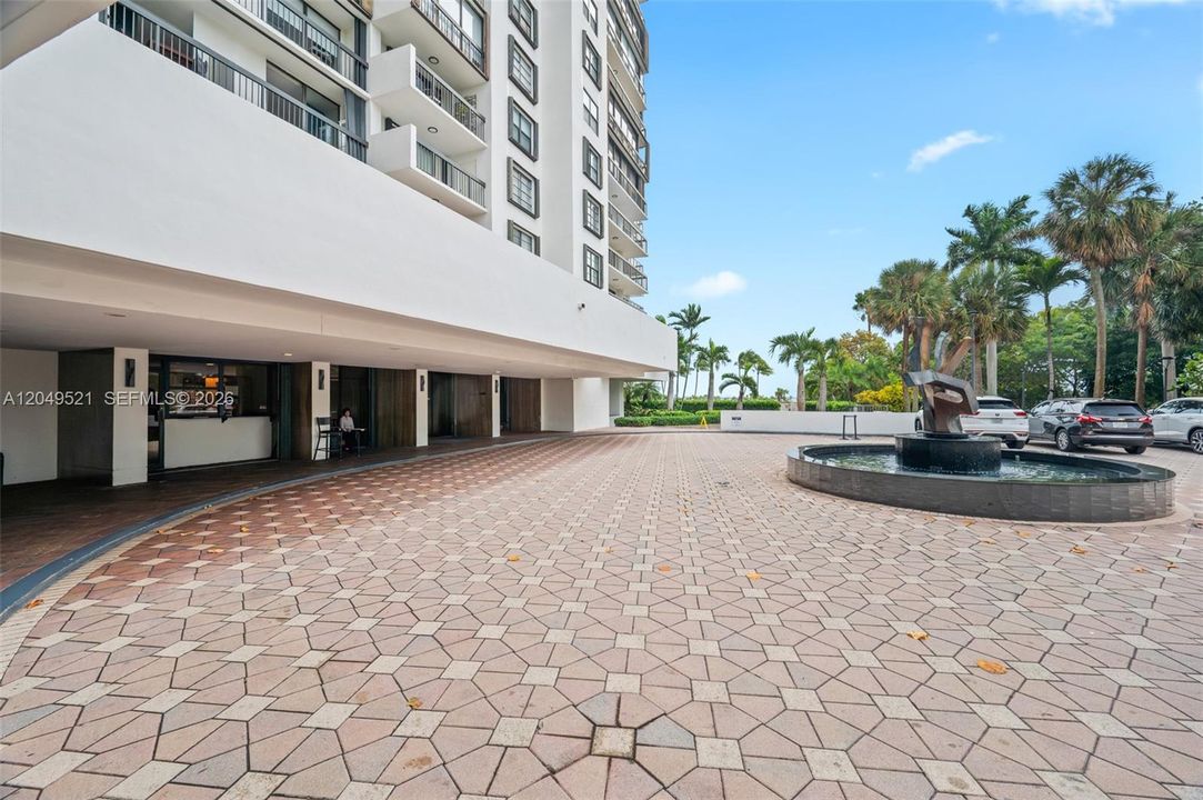 For Sale: $587,000 (1 beds, 1 baths, 930 Square Feet)
