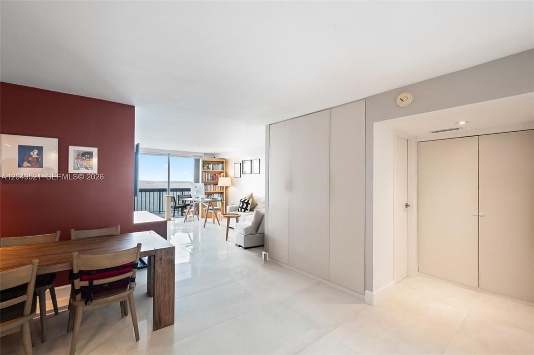 For Sale: $587,000 (1 beds, 1 baths, 930 Square Feet)