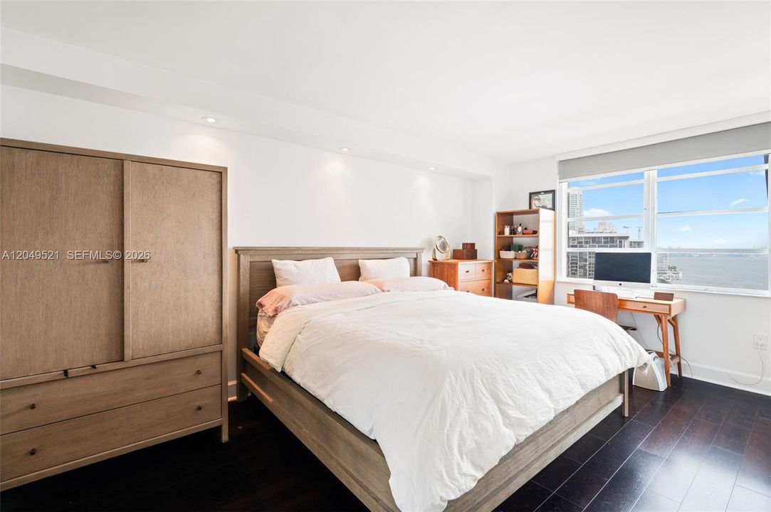 For Sale: $587,000 (1 beds, 1 baths, 930 Square Feet)