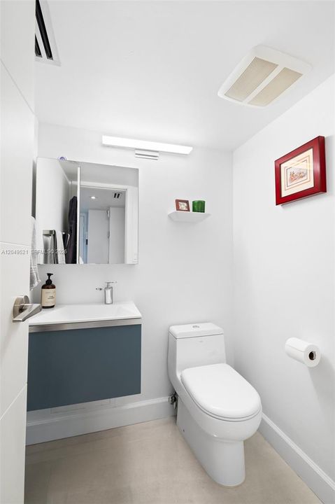 For Sale: $587,000 (1 beds, 1 baths, 930 Square Feet)