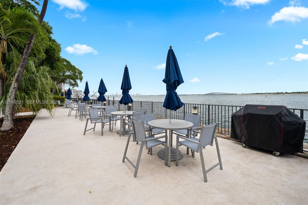 For Sale: $587,000 (1 beds, 1 baths, 930 Square Feet)