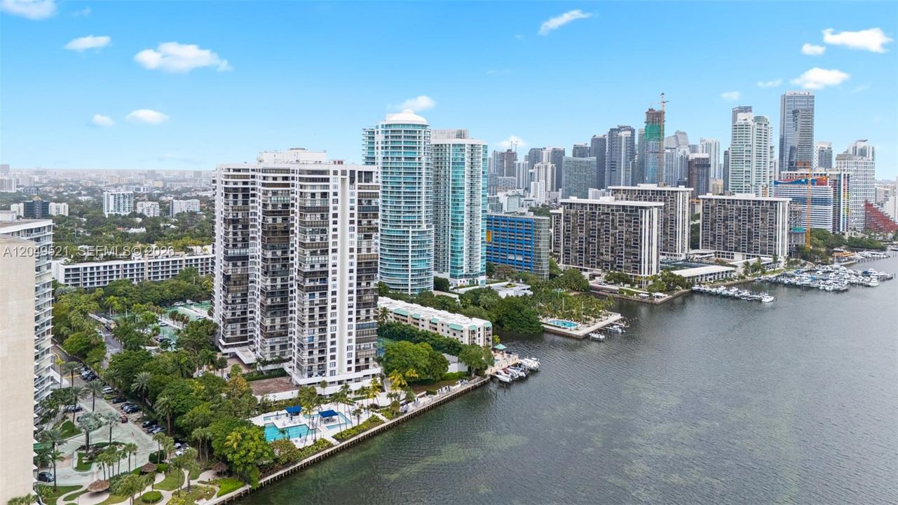 For Sale: $587,000 (1 beds, 1 baths, 930 Square Feet)