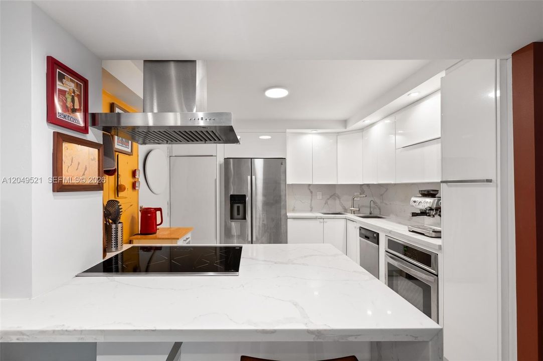 For Sale: $587,000 (1 beds, 1 baths, 930 Square Feet)