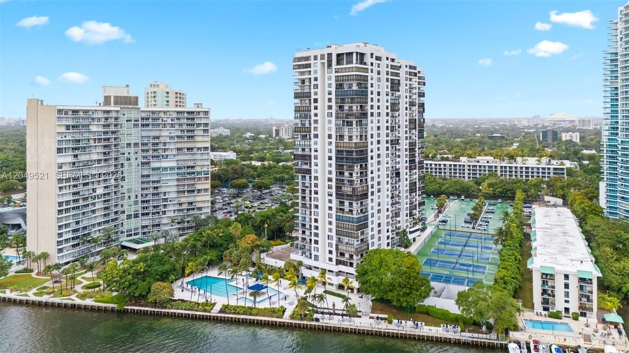 For Sale: $587,000 (1 beds, 1 baths, 930 Square Feet)