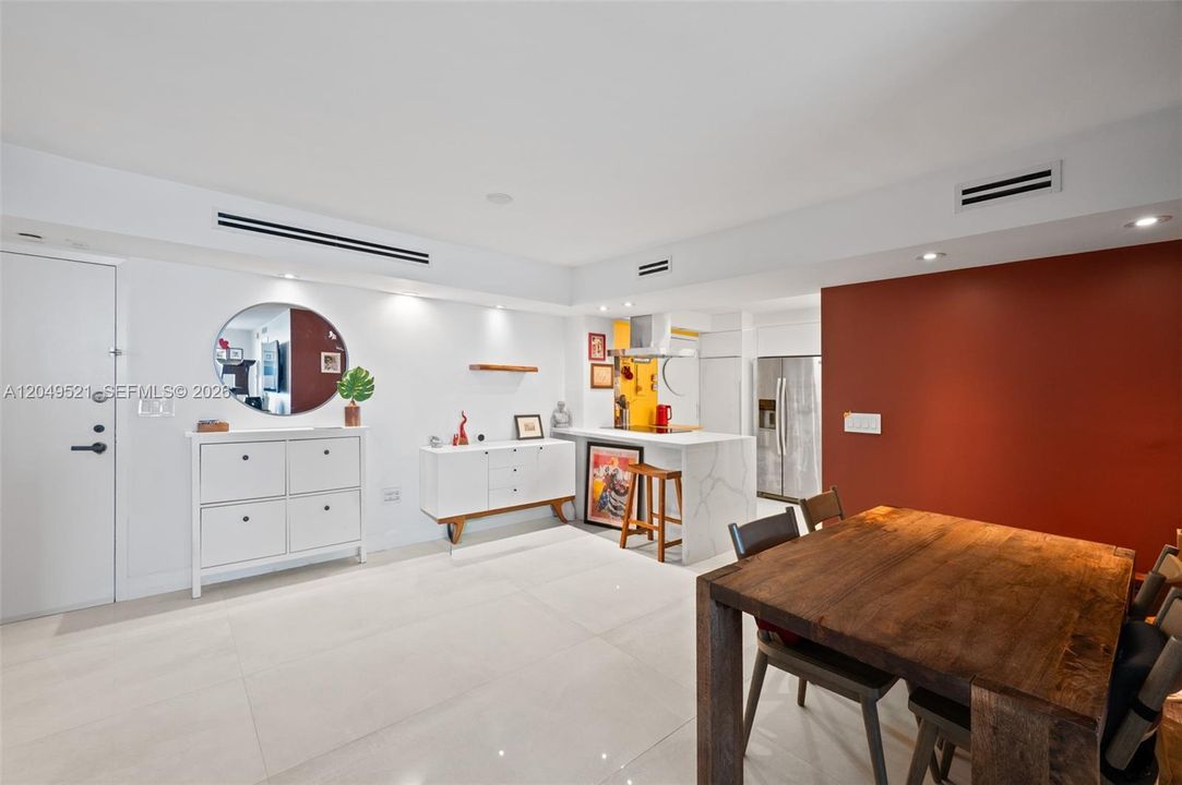 For Sale: $587,000 (1 beds, 1 baths, 930 Square Feet)
