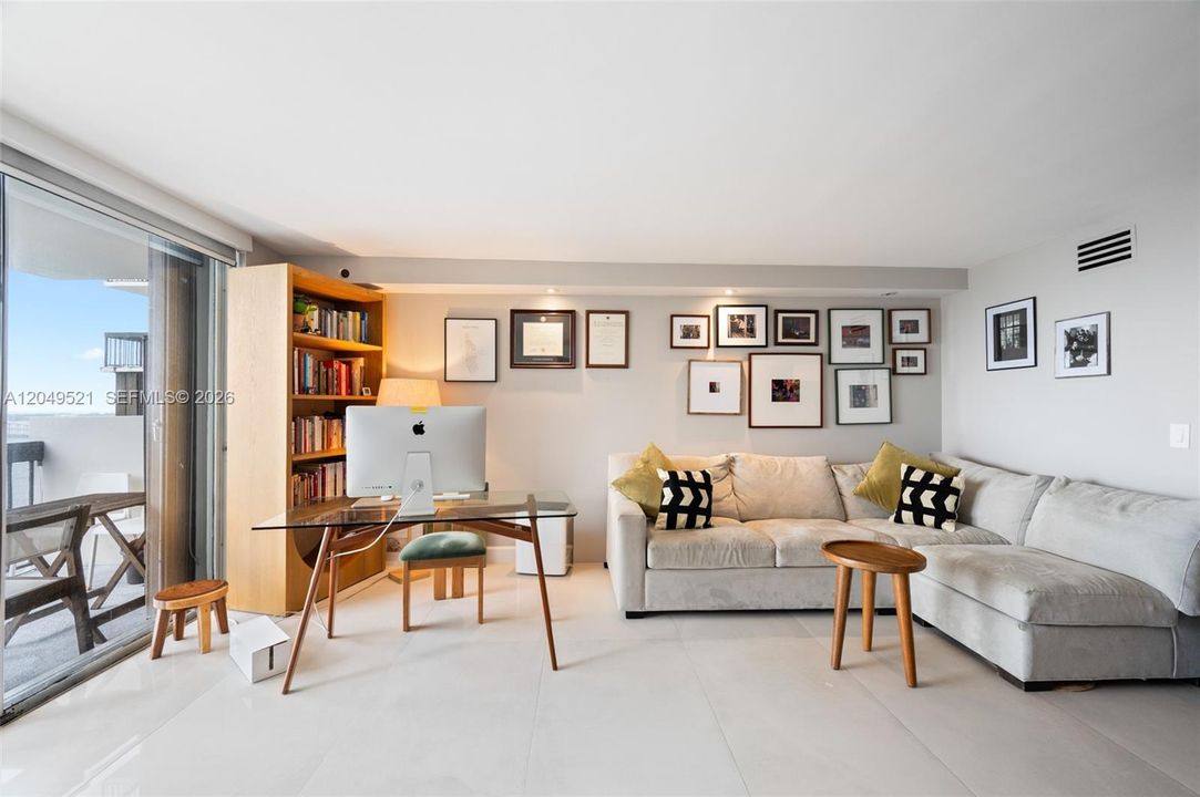 For Sale: $587,000 (1 beds, 1 baths, 930 Square Feet)