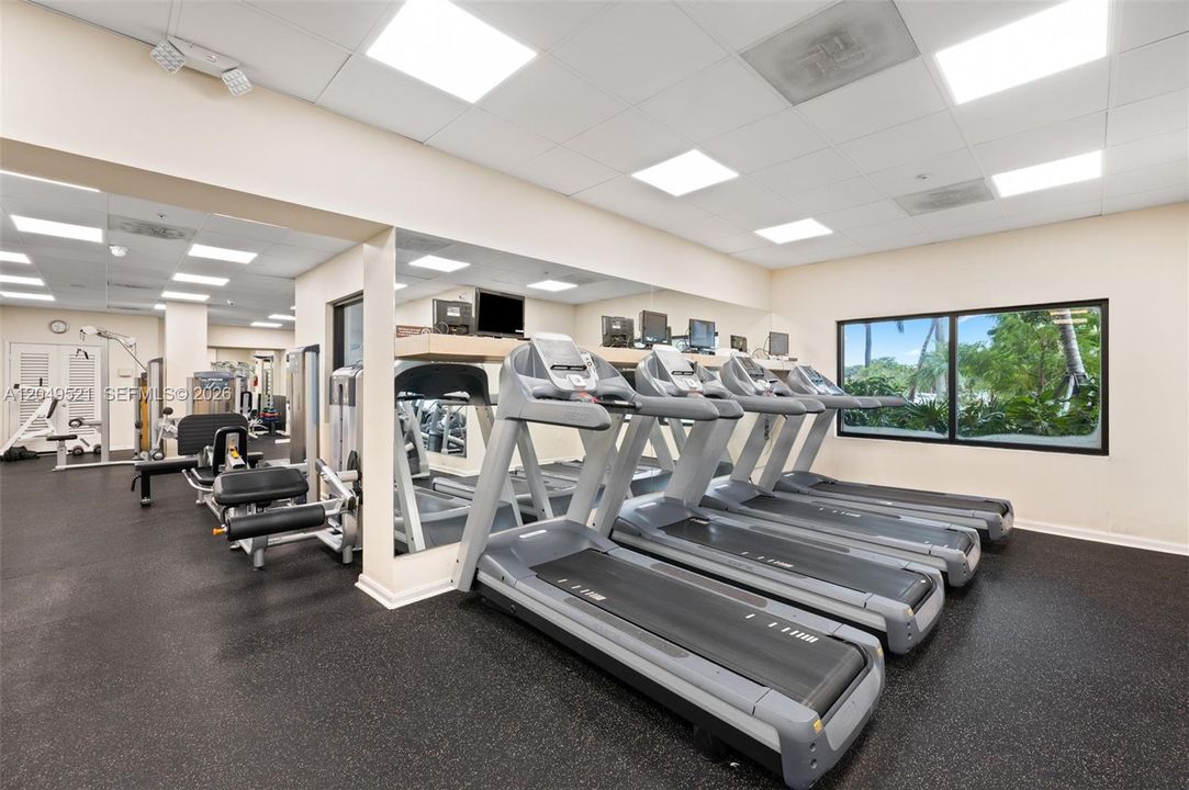 For Sale: $587,000 (1 beds, 1 baths, 930 Square Feet)