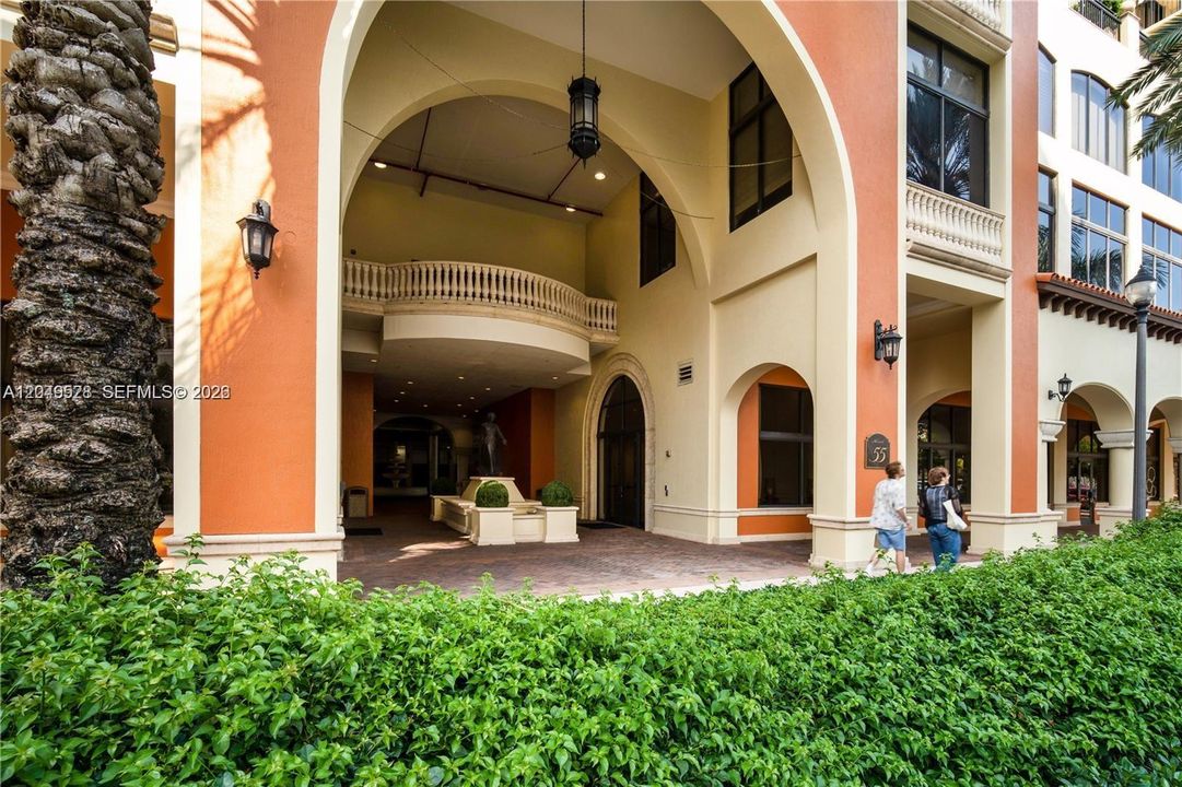 Coral Gables.....close proximity to numerous restaurants and shopping.