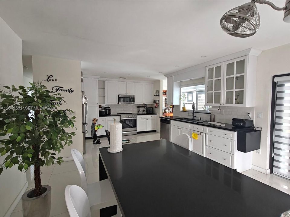 For Sale: $699,999 (3 beds, 2 baths, 1564 Square Feet)