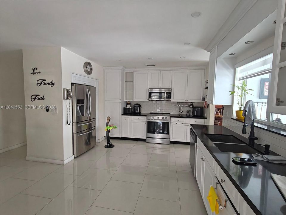 For Sale: $699,999 (3 beds, 2 baths, 1564 Square Feet)