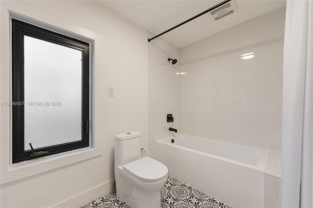 Activo con contrato: $1,675,000 (4 camas, 3 baños, 2414 Pies cuadrados)