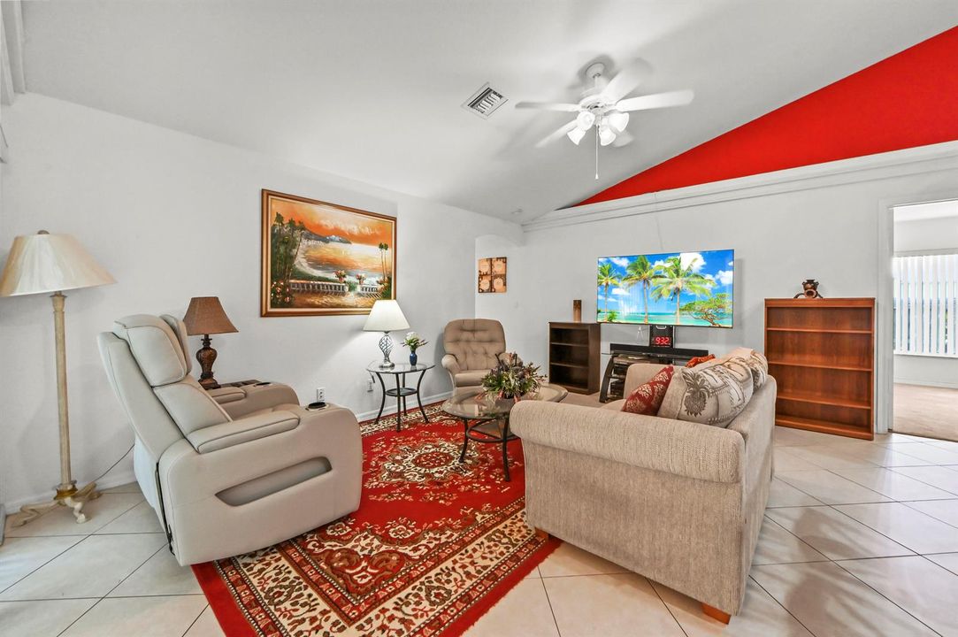 12 Family room 01
