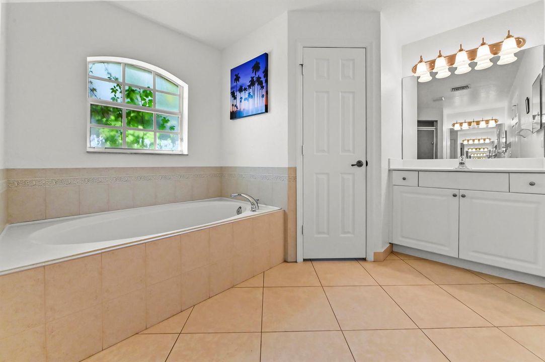 33 Bathroom 02