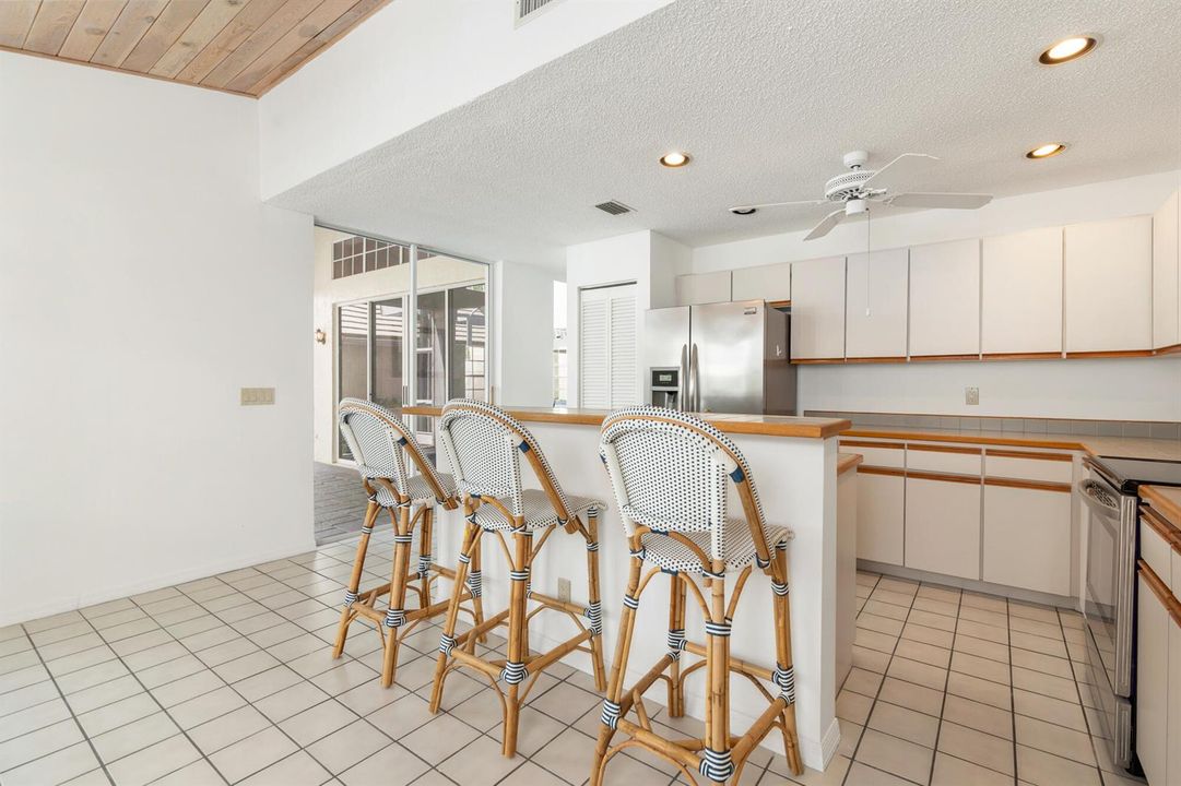 Kitchen w/Dining Bar Counter