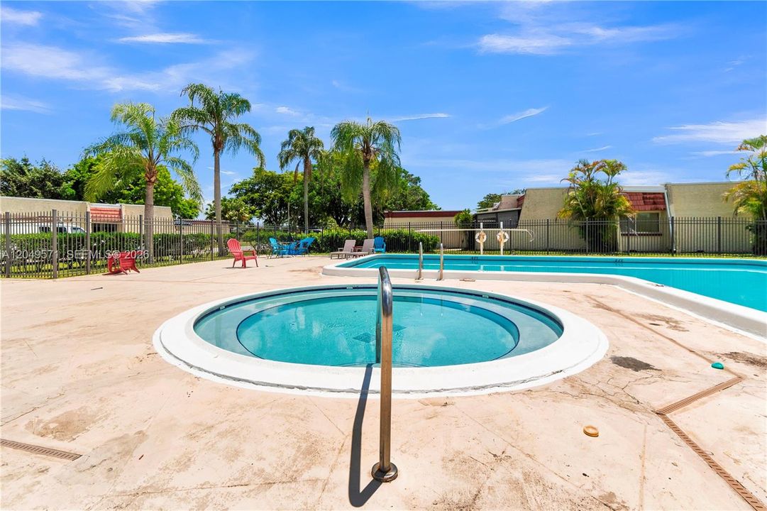 Под контрактом: $2,300 (2 спален, 2 ванн, 1100 Квадратных фут)