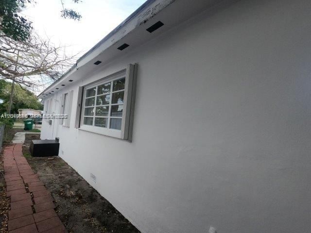 For Sale: $400,000 (3 beds, 2 baths, 864 Square Feet)