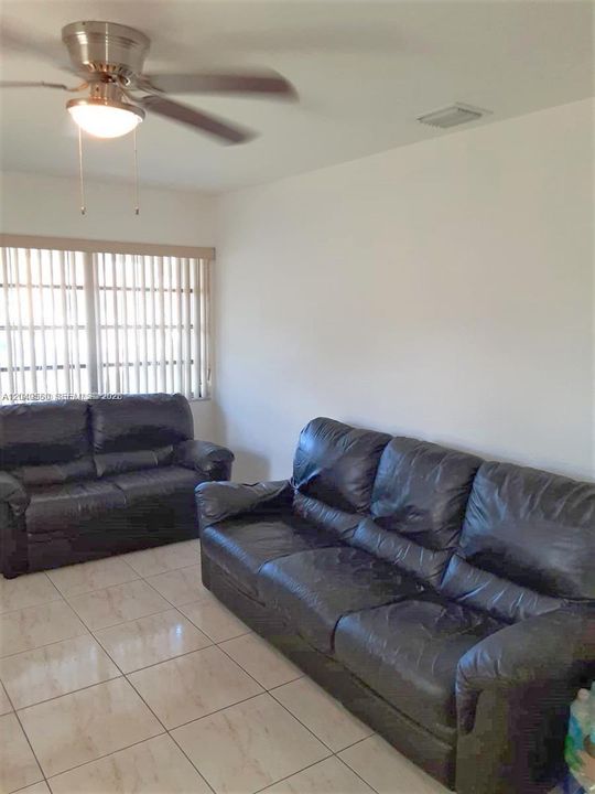 For Sale: $400,000 (3 beds, 2 baths, 864 Square Feet)