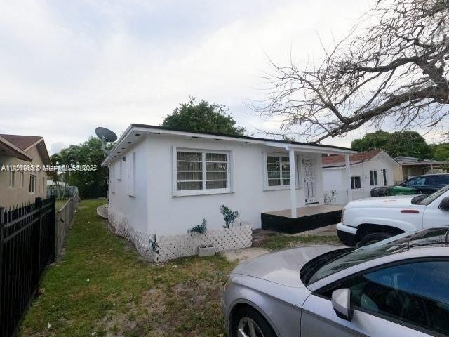 For Sale: $400,000 (3 beds, 2 baths, 864 Square Feet)