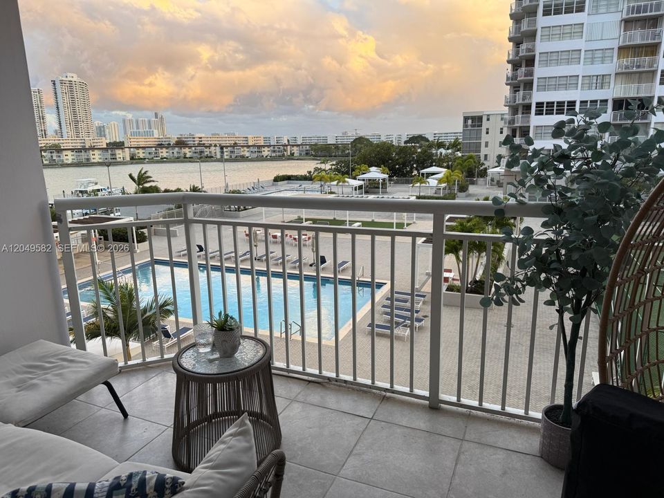For Sale: $385,000 (2 beds, 2 baths, 1565 Square Feet)