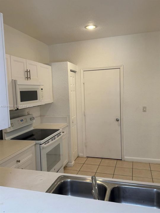 For Rent: $3,195 (3 beds, 2 baths, 1436 Square Feet)