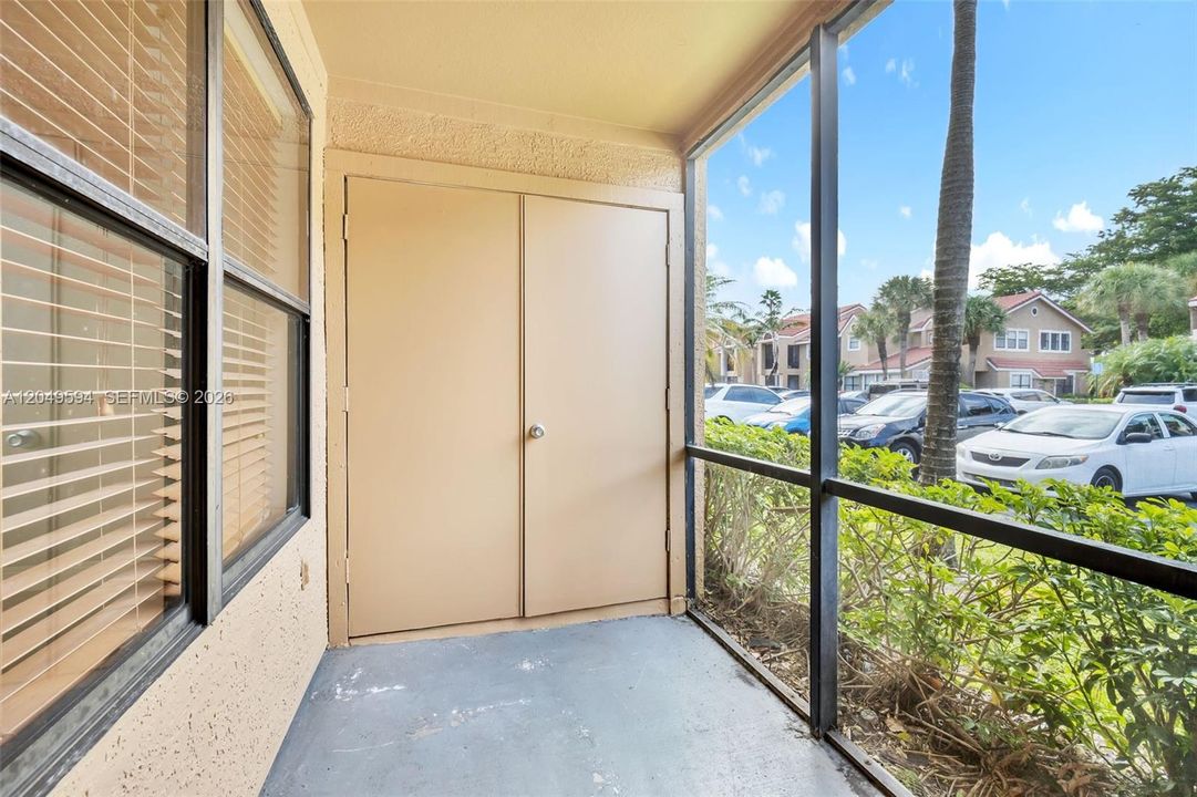 For Rent: $2,400 (2 beds, 2 baths, 979 Square Feet)