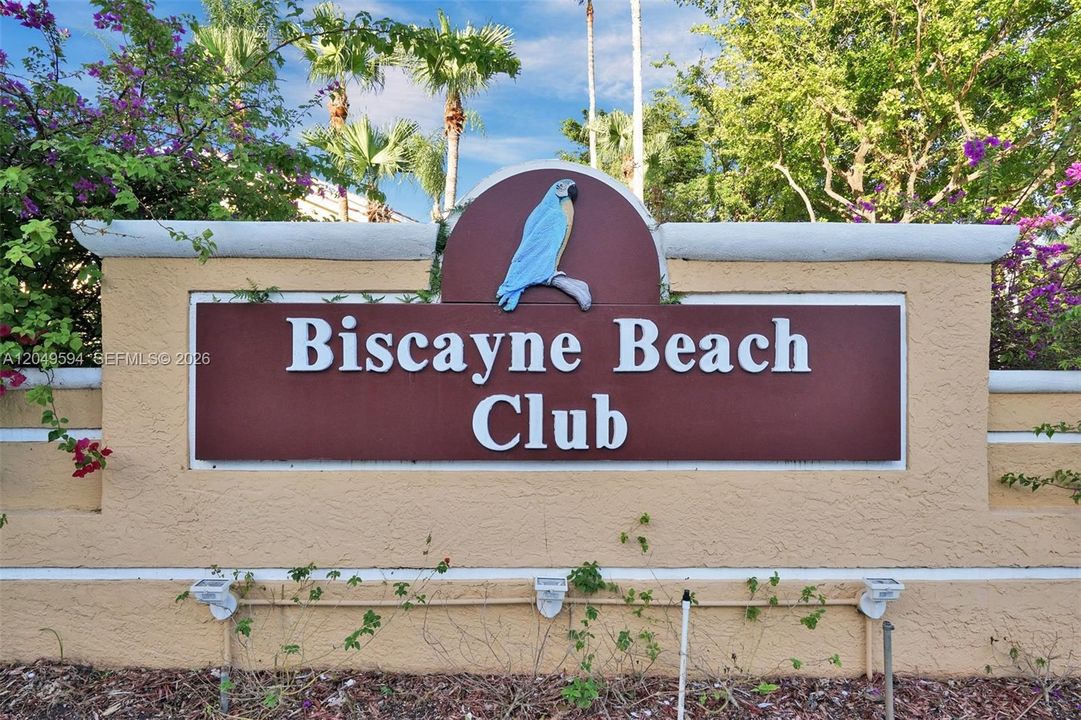 For Rent: $2,400 (2 beds, 2 baths, 979 Square Feet)